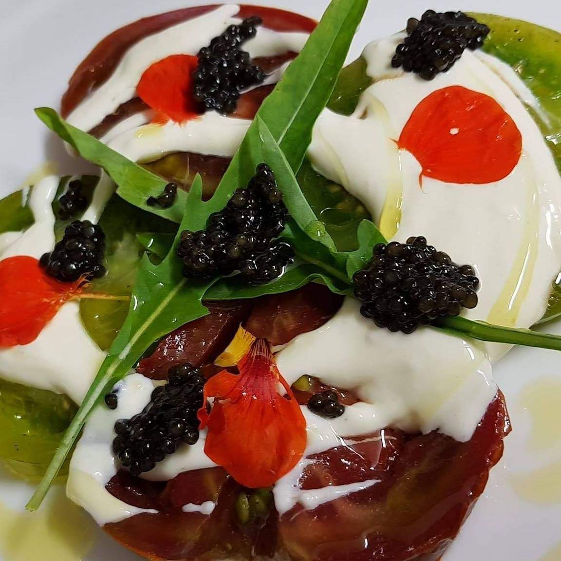 La tomate mozarella revisité à l'Auberge de l'Abbaye à Ambronay dans l'Ain, chef Ivan Lavaux, cuisine grstronomique